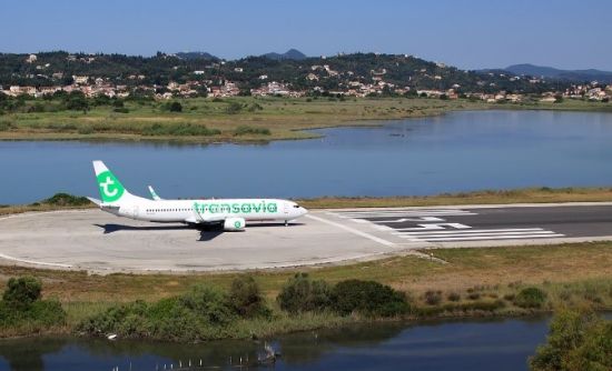 Vliegtuig van transavia op Corfu vliegveld