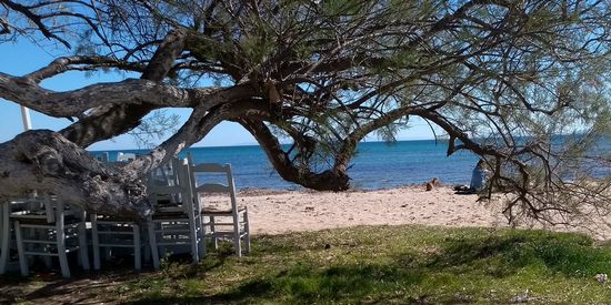 Stoelen opgestapeld bij zee