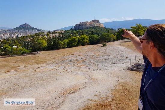 Arjiris wijzend naar de Akropolis