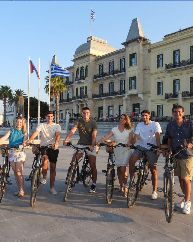 Op het plein voor het Poseidonion Grand Hotel Spetses