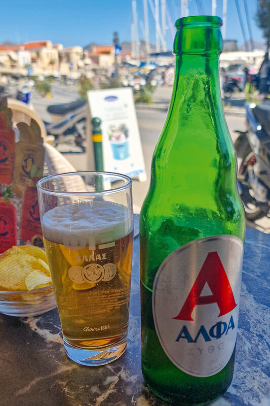 Een koud biertje op Aegina 