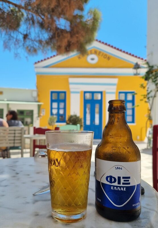Fix bier bij lefkes Paros