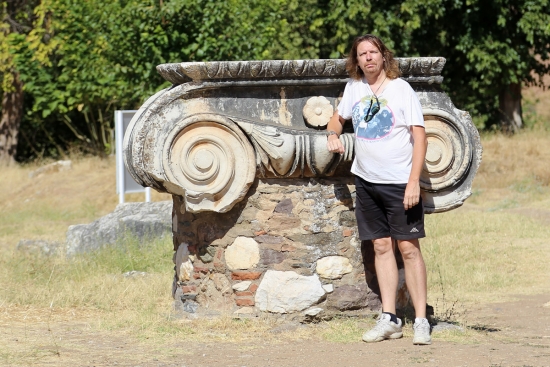 Marcel bij een Ionische kapiteel