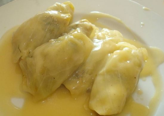 Gevulde koolrolletjes met ei-citroensaus