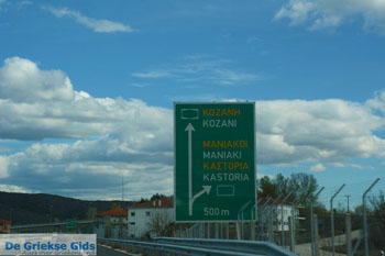 Aankomst in Kastoria via het dorp Maniaki - Foto van https://www.grieksegids.nl/fotos/west-macedonie/kastoria/normaal/kastoria-macedonie-griekenland-006.jpg