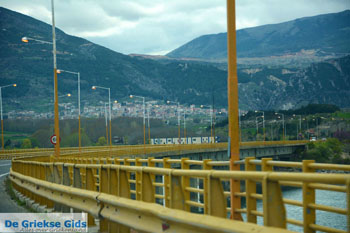 Servia bij het Polifitos-meer | Macedonie Griekenland - Foto van https://www.grieksegids.nl/fotos/west-macedonie/kozani/normaal/kozani-macedonie-griekenland-045.jpg