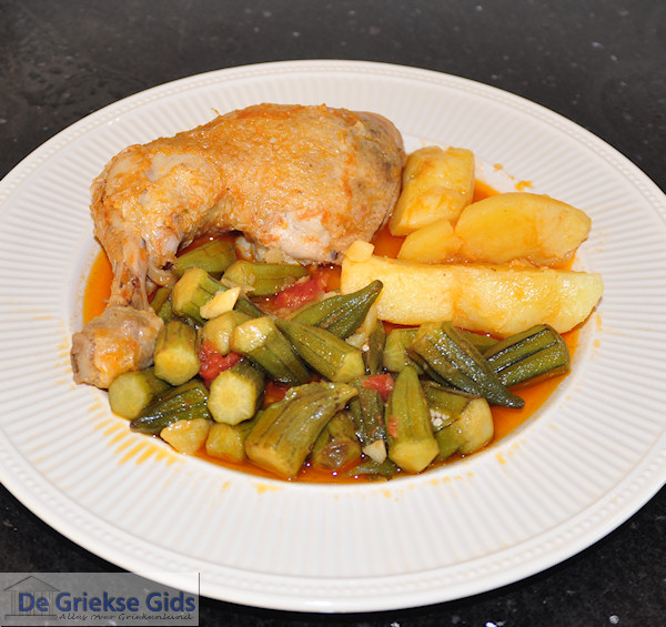 Bamies - okra met kip, een recept uit Griekenland 