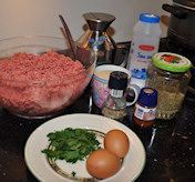 Bifteki me tiri - gevulde gehaktballetjes