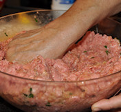 Bifteki me tiri - gevulde gehaktballetjes met kaas