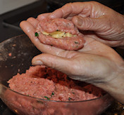 Bifteki me tiri - gevulde gehaktballetjes met kaas