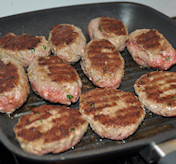 Bifteki me tiri - gevulde gehaktballetjes met kaas