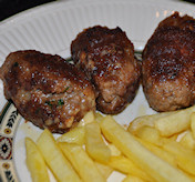 Bifteki me tiri - Griekse gehaktballetjes gevuld met kaas