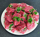 Vul het vlees met knoflook en peterselie