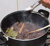 Voeg de kruiden en het suiker toe