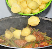 De aardappels erbij