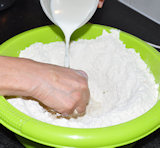 vermeng het goed met de hand