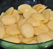 Aardappels schillen en in partjes snijden